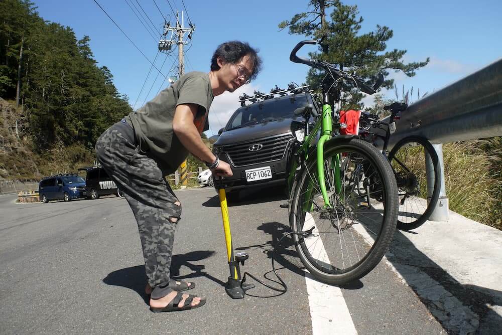 台灣單車旅遊：幫客人單車充氣